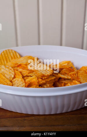 Près d'un bol de croustilles de pommes de terre aromatisée Banque D'Images