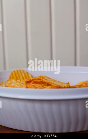 Près d'un bol de croustilles de pommes de terre aromatisée Banque D'Images