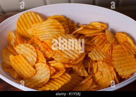 Près d'un bol de croustilles de pommes de terre aromatisée Banque D'Images