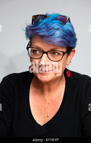 50-ans femme avec les cheveux teints en bleu Banque D'Images