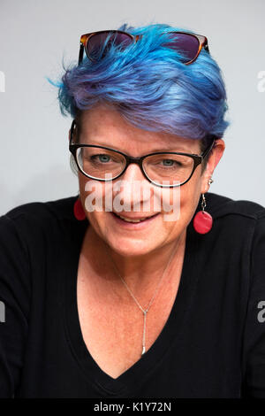 50-ans femme avec les cheveux teints en bleu Banque D'Images