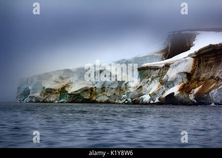 Les recours de l'Arctique. Colonnes de roches, falaises, glaciers et champs de neige, l'île Rudolf Franz-Joseph Terre. Taches rouges et des rayures sur la neige est colonie de C Banque D'Images