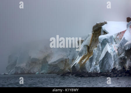 Les recours de l'Arctique. Colonnes de roches, falaises, glaciers et champs de neige, l'île Rudolf Franz-Joseph Terre. Taches rouges et des rayures sur la neige est colonie de C Banque D'Images