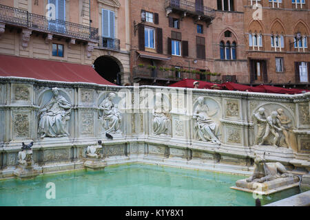 La Fonte Gaia est une fontaine monumentale situé dans la Piazza del Campo dans le centre de Sienne, Italie. Banque D'Images