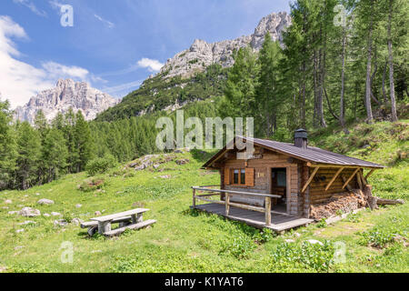 L'Europe, Italie, Vénétie, San Tomaso Agordino, Dolomites, le Col Mandro cabane en bois avec fond sur groupe Civetta Banque D'Images