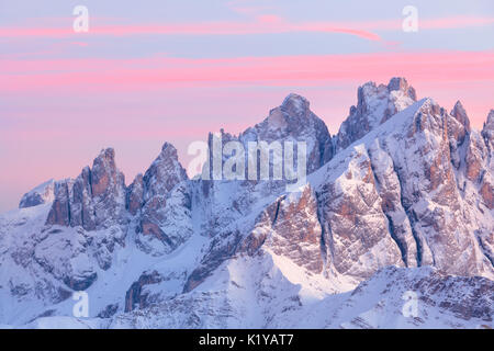 L'Europe, Italie, Vénétie, Italie. Détail de Focobon Mulaz et montagne en hiver au crépuscule, Dolomites Banque D'Images