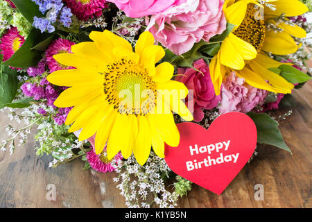 Joyeux Anniversaire Carte avec bouquet de fleurs d'été. Banque D'Images