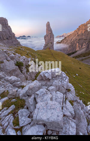 Le Campanile di Val Montanaia dans le Frioul Dolomites avec le peu de Perugini bivouac à son pied. Cimolais, Dolomites, Friuli, Italie, Europe Banque D'Images