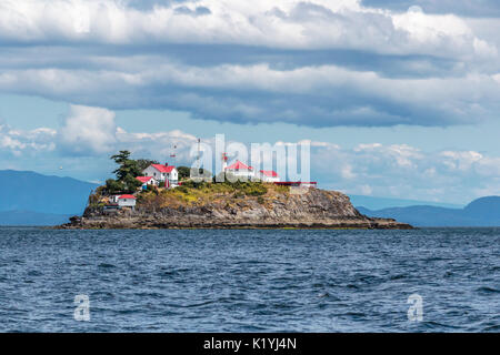 Chrome historique Island Lightstation veille sur l'angle nord-ouest du détroit de Géorgie, sur la côte ouest du Canada. Banque D'Images