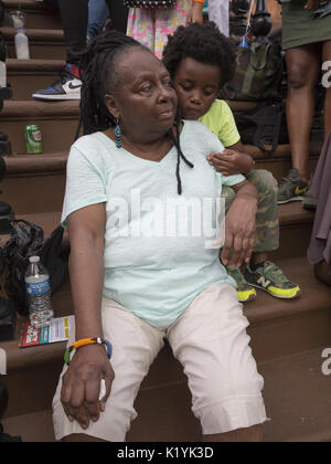 Grand-mère et son petit-fils à la 9e Spike Lee Brooklyn aime Michael Jackson et elle a obtenu de l'avoir dans le bloc Pary Bedford Stuyvesant section o Banque D'Images