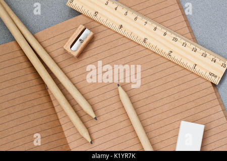 Close-up de bloc-notes papier fabriqué à partir de papier d'artisanat, des articles de papeterie pour l'école, le bureau d'affaires Banque D'Images