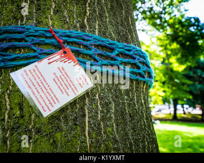 Les écharpes tricotées mis autour des arbres pour protester contre leur destruction imminente à Euston Square Gardens dans le centre de Londres, pour le HS2 Development Banque D'Images