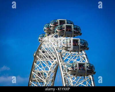 Les capsules du London Eye ou gousses against a blue sky Banque D'Images