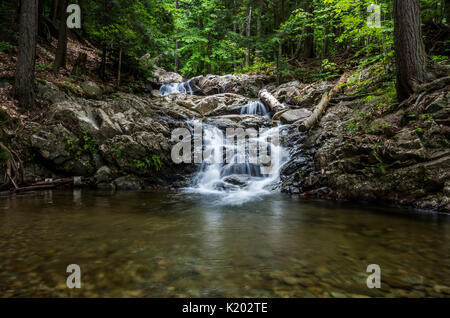 Cascades le long sentier du ruisseau Stag dans hiteface sur Mountain à Wilmington NY Banque D'Images