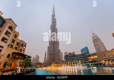 Burj Khalifa, lac artificiel avec une fontaine illuminée, heure bleue, l'Émirat de Dubaï, Dubaï, Emirats Arabes Unis Banque D'Images
