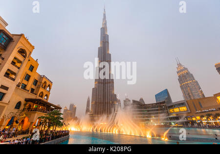 Burj Khalifa, lac artificiel avec une fontaine illuminée, heure bleue, l'Émirat de Dubaï, Dubaï, Emirats Arabes Unis Banque D'Images