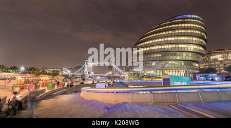 London City Hall, Hôtel de Ville, à l'arrière du Tower Bridge, London, Southwark Plus Riverside, Londres, Angleterre, Royaume-Uni Banque D'Images