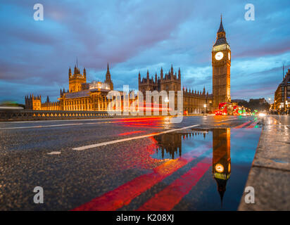 Le pont de Westminster, le Palais de Westminster, le Parlement avec réflexion, Big Ben, tout en légèreté, City of Westminster Banque D'Images