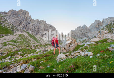 Lors de l'ascension, randonneur, Fuchskarspitze Balkenspitzen Hochalpen, Allgäu, Allgäu, Bavière, Allemagne Banque D'Images