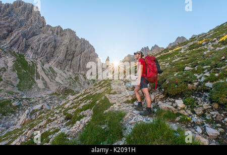 Lors de l'ascension, randonneur, Fuchskarspitze Balkenspitzen Hochalpen, Allgäu, Allgäu, Bavière, Allemagne Banque D'Images