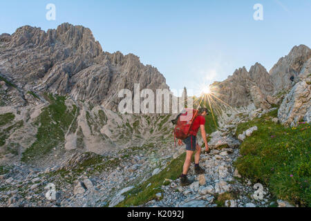 Lors de l'ascension, randonneur, Fuchskarspitze Balkenspitzen Hochalpen, Allgäu, Allgäu, Bavière, Allemagne Banque D'Images