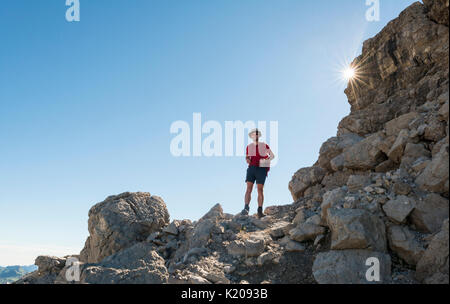 Lors de l'ascension, randonneur, Fuchskarspitze Balkenspitzen Hochalpen, Allgäu, Allgäu, Bavière, Allemagne Banque D'Images