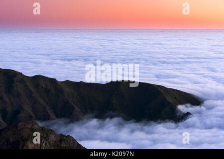 Lever du soleil avec vue sur la mer de brouillard, de Pico do Arieiro, de Funchal, Madère Banque D'Images