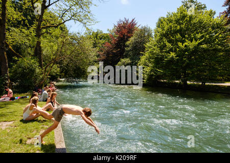 Jardin anglais, l'Eisbach, Munich, Haute-Bavière, Bavière, Allemagne Banque D'Images