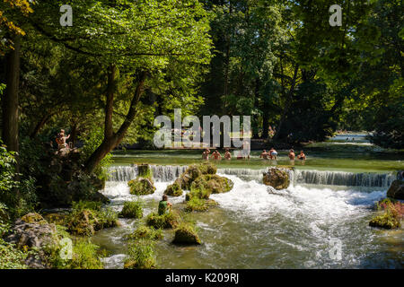 Eisbach et Schwabingerbach, jardin anglais, Munich, Haute-Bavière, Bavière, Allemagne Banque D'Images