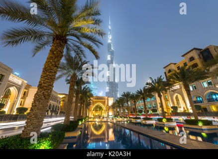 Palmiers et fontaines, Burj Khalifa, l'heure bleue, Dubai, Dubaï, Émirats Arabes Unis Banque D'Images