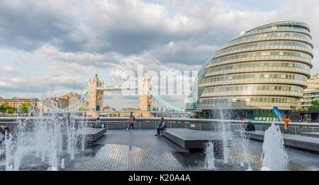 London City Hall, Hôtel de ville, derrière le Tower Bridge, London, Southwark Plus Riverside, Londres, Angleterre, Royaume-Uni Banque D'Images