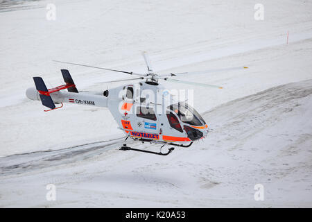 Hélicoptère de sauvetage de la Croix-Rouge autrichienne en exploitation sur le glacier de Dachstein, station de montagne sur le Dachstein Banque D'Images