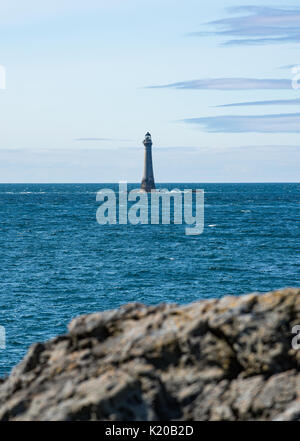 Vue vers la flaque et phare de Rock Poulet Calf Of Man Banque D'Images