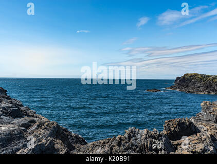 Vue vers la flaque et phare de Rock Poulet Calf Of Man Banque D'Images