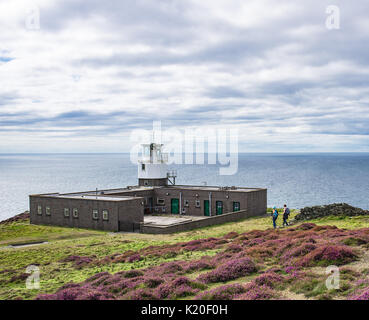 De nouveaux bâtiments sur le phare de Calf of Man, people walking Banque D'Images