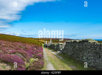 Old Smithy bâtiments sur Calf of Man, les gens marcher dans la distance, route de phares Banque D'Images