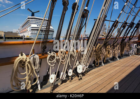 Texas, Galveston, Texas Seaport Museum, 1877 Tall Ship ELISSA, vue vers le port de navires de croisière Banque D'Images