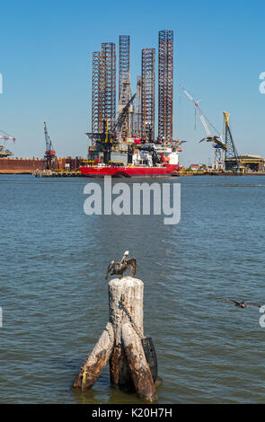 Le Port de Galveston, Texas, Pelican, sur pilotis, plate-forme de forage en mer à bord du navire de soutien et Banque D'Images