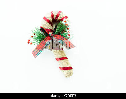 Canne en peluche coloré jouet avec plaid bow isolated on white Banque D'Images