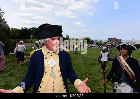 Brooklyn, États-Unis. Août 27, 2017. Reenactor Michael Grillo comme George Washington. Vert-bois cimetière de Brooklyn a organisé sa compétition annuelle de Brooklyn, de loisirs complet avec cannon & musket fire, avec des reconstitutions historiques portant des uniformes d'époque coloniale britannique et sur la pelouse du cimetière. Après la bataille, les troupes ont ouvert la voie à la colline de combat où une brève cérémonie a eu lieu, et des guirlandes mises en place en l'honneur du 400 d'infanterie du Maryland qui a enduré des quelque 70  % de pertes attaquant positions britanniques sur la colline. Credit : Andy Katz/Pacific Press/Alamy Live News Banque D'Images