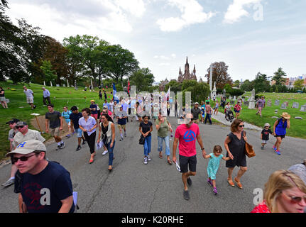 Brooklyn, États-Unis. Août 27, 2017. Vert-bois cimetière de Brooklyn a organisé sa compétition annuelle de Brooklyn, de loisirs complet avec cannon & musket fire, avec des reconstitutions historiques portant des uniformes d'époque coloniale britannique et sur la pelouse du cimetière. Après la bataille, les troupes ont ouvert la voie à la colline de combat où une brève cérémonie a eu lieu, et des guirlandes mises en place en l'honneur du 400 d'infanterie du Maryland qui a enduré des quelque 70  % de pertes attaquant positions britanniques sur la colline. Credit : Andy Katz/Pacific Press/Alamy Live News Banque D'Images