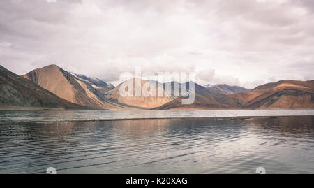 Reflet de Pangong Lake au Ladakh, Inde. Situé à une hauteur de 4250 mètres, Pangong Tso est l'un des plus grands lacs saumâtres en Asie. Banque D'Images