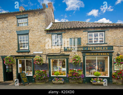 Les chasseurs d'Helmsley, fines au bâtiment historique doté d'un écran extraordinaire de paniers suspendus et de pots de fleurs dans village de Yorkshire, Angleterre Banque D'Images