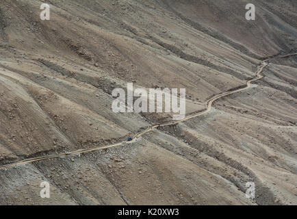 La route Leh-Manali en montagne au Ladakh, Inde. Le Ladakh est une région montagneuse dans le nord-ouest de l'Inde et dans la zone connue sous le nom de Trans-Himalaya. Banque D'Images