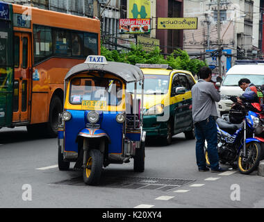 Bangkok, Thaïlande - le 18 juin 2016. Tuk tuk (taxi) sur la rue à Bangkok, Thaïlande. Tuk-tuks ou sam lor (trois roues) utilisé pour être le favori de tous Banque D'Images