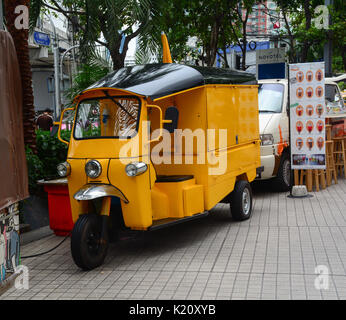 Bangkok, Thaïlande - le 18 juin 2016. Un tuk tuk (taxi) de décorations à Bangkok, Thaïlande. Tuk-tuks ou sam lor (trois roues) utilisé pour être tout le monde favo Banque D'Images