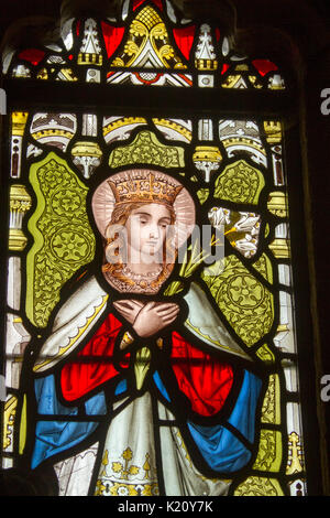 Spectaculaire, extrêmement détaillées et vitrail de couleur vive dans la chapelle historique sur le site de l'ancien château à Tynemouth, Angleterre Banque D'Images