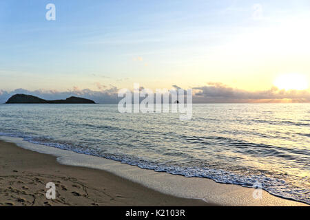 La respiration dans le magnifique lever du soleil à Palm Cove Beach dans le nord tropical du Queensland en Australie Banque D'Images