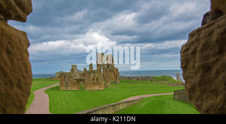 Vue panoramique des ruines de la ville historique de Tynemouth castle et prieuré sous ciel bleu, Angleterre Banque D'Images