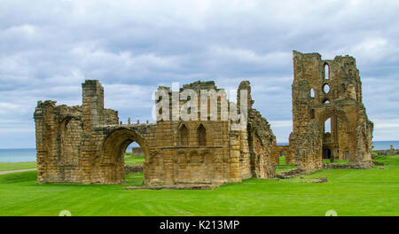 Vue panoramique des ruines de la ville historique de Tynemouth castle et prieuré, Angleterre Banque D'Images